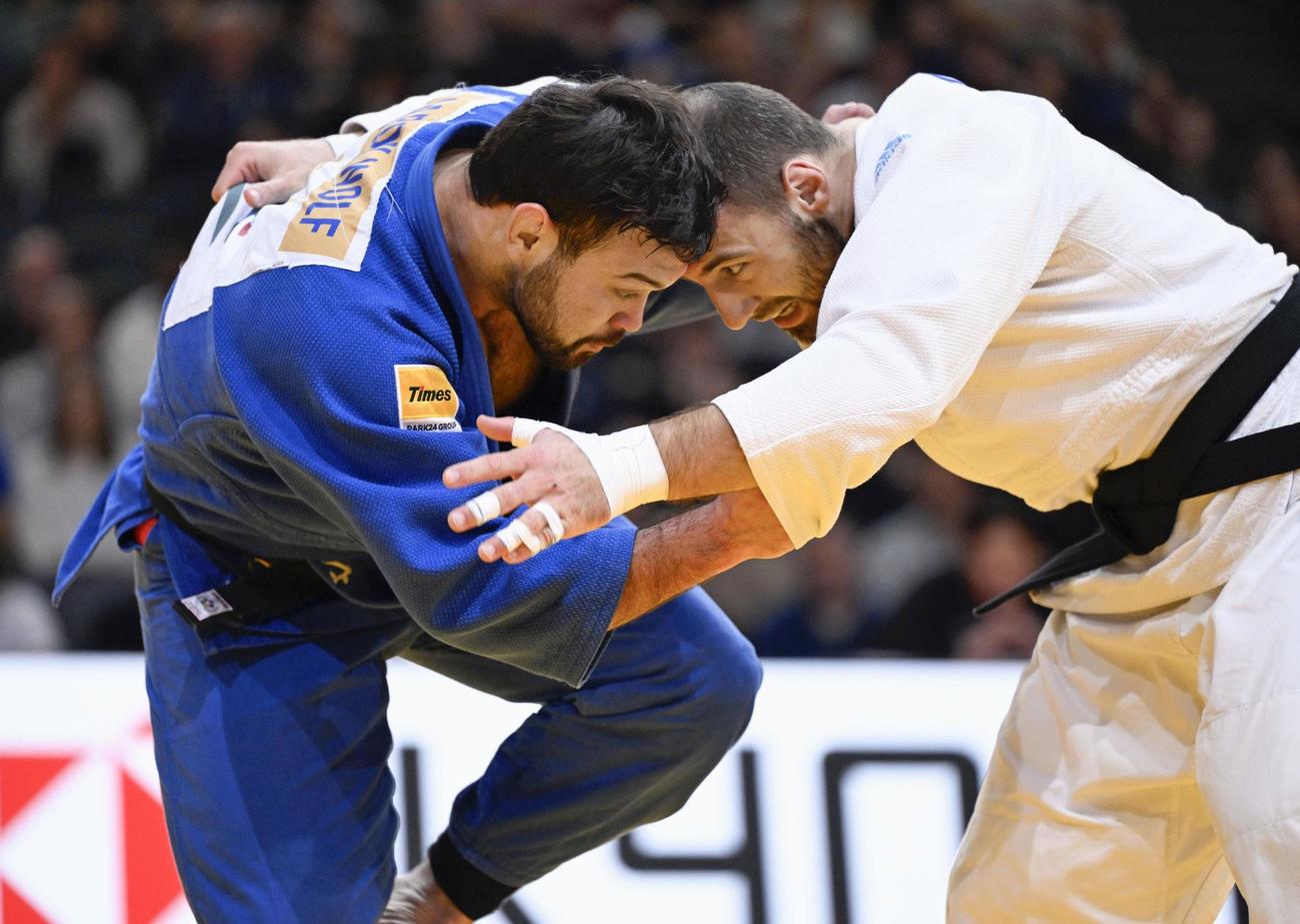 男子100キロ級準決勝　ウクライナ選手（右）と対戦するウルフ・アロン（共同）