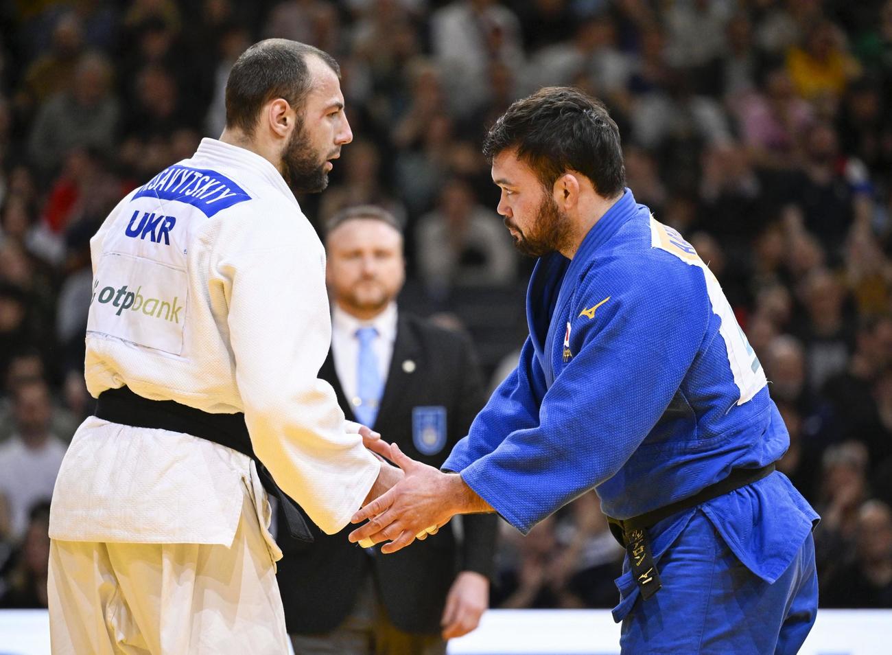 男子100キロ級準決勝　勝利し、ウクライナ選手（左）と握手するウルフ・アロン（共同）