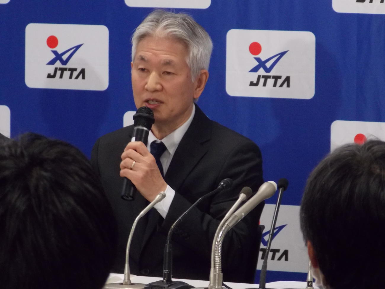 パリ五輪男女日本代表候補予定選手を発表した女子の渡辺武弘監督（撮影・松本航）