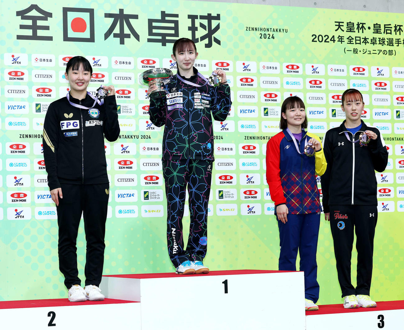 表彰式で写真に納まる女子シングルスの、左から2位の張本、優勝の早田、3位の横井、赤江（撮影・河田真司）