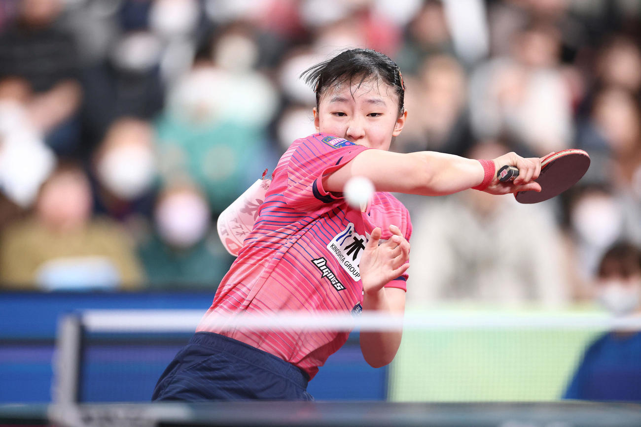 女子シングルス決勝　フォアハンドで攻める張本（撮影・河田真司）