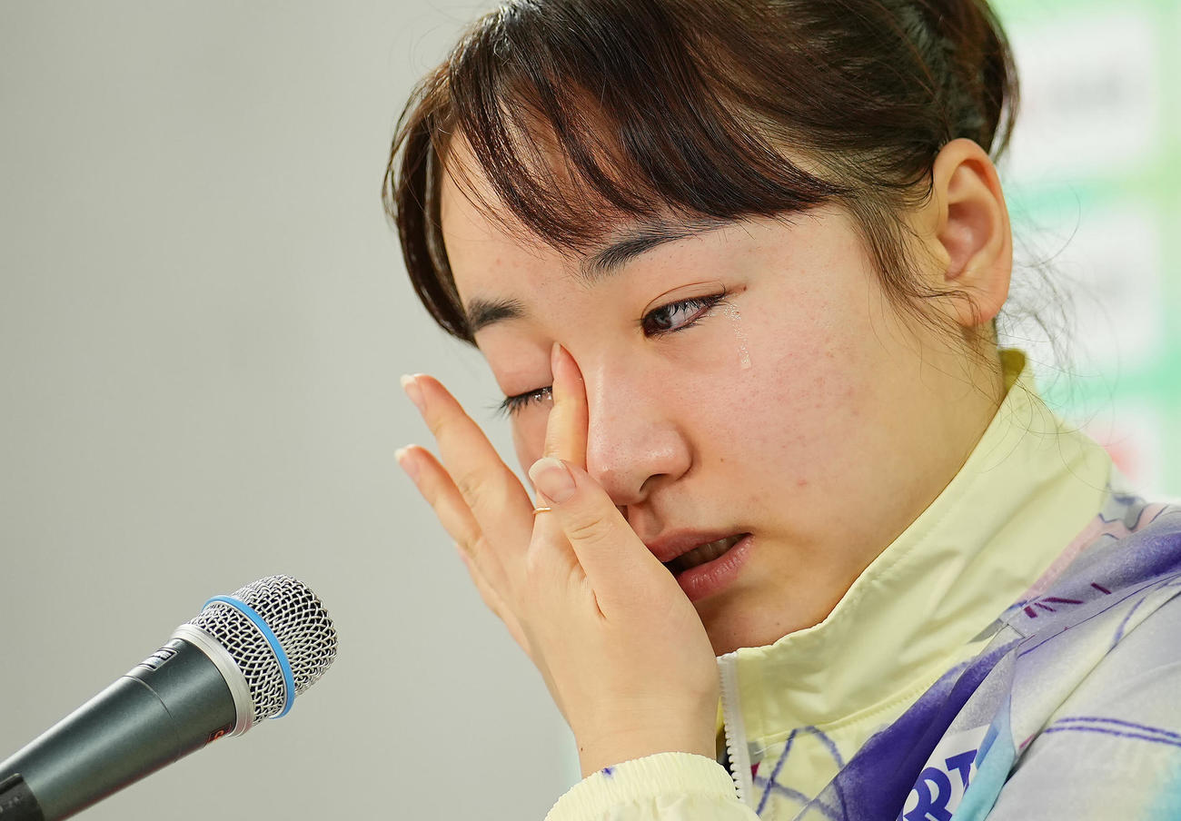 1月26日、女子シングルス6回戦で敗れ会見で涙する伊藤（撮影・垰建太）