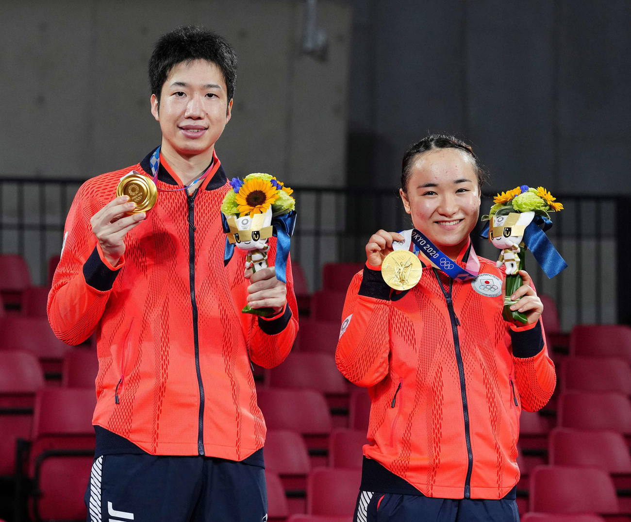 東京五輪卓球混合ダブルス表彰式で金メダルを手にする水谷隼（左）、伊藤美誠組（2021年7月26日撮影）