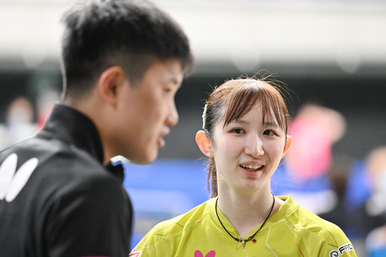 卓球全日本選手権の混合ダブルス準々決勝を終え笑顔で張本（手前）と話す早田（2022年1月26日撮影）