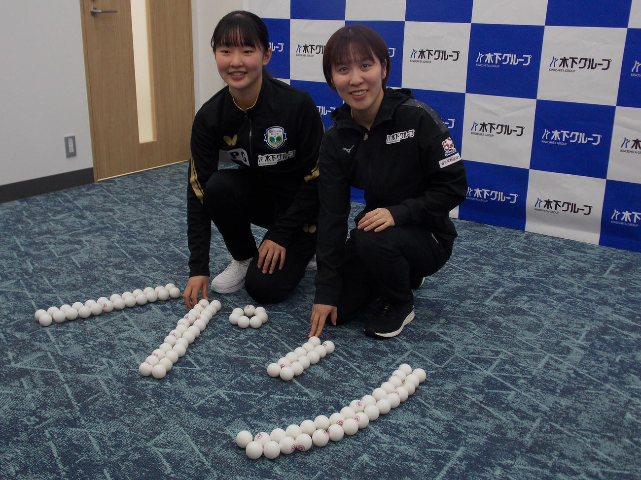 パリ五輪男女日本代表候補予定選手に決まり、笑顔を見せる平野美宇（右）と張本美和（撮影・松本航）