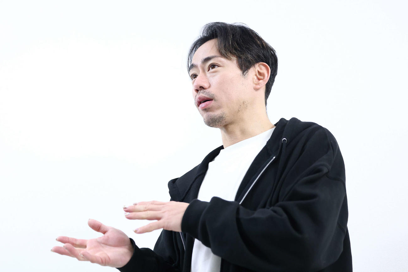 公開練習後、記者の質問に答える高橋大輔さん（撮影・河田真司）