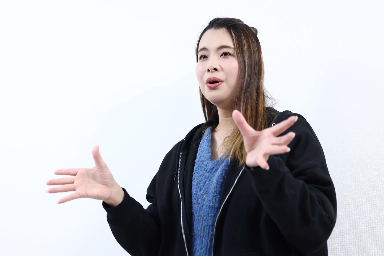 公開練習後、記者の質問に答える、「滑走屋」振付担当で演出家の鈴木ゆまさん（撮影・河田真司）