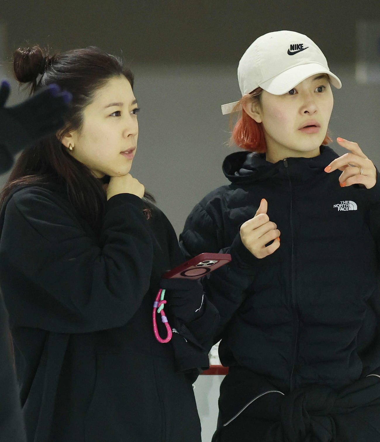 言葉を交わす村元哉中さん（左）と村上佳菜子さん（撮影・河田真司）