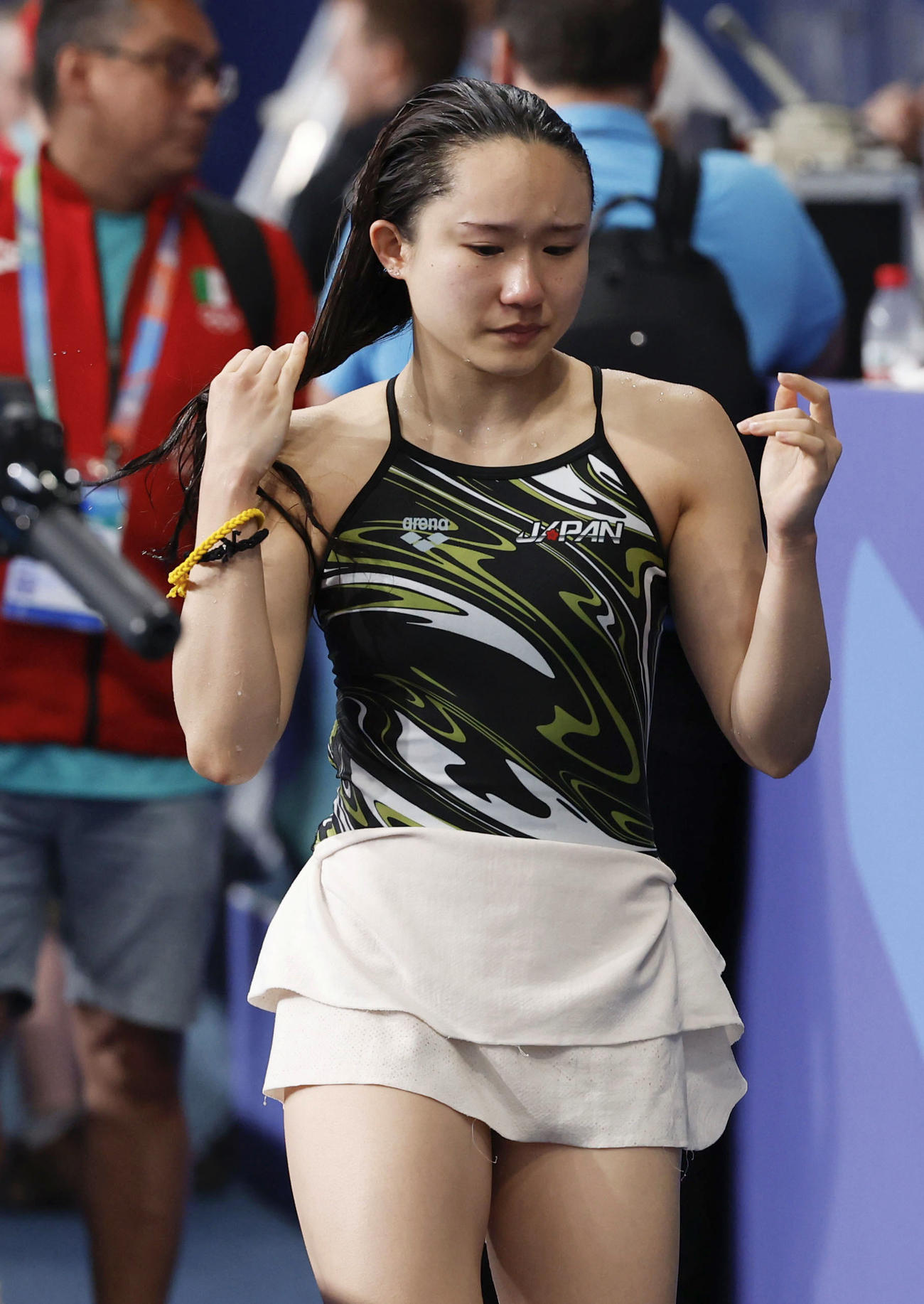 女子高飛び込み準決勝を終え、引き揚げる金戸（共同）