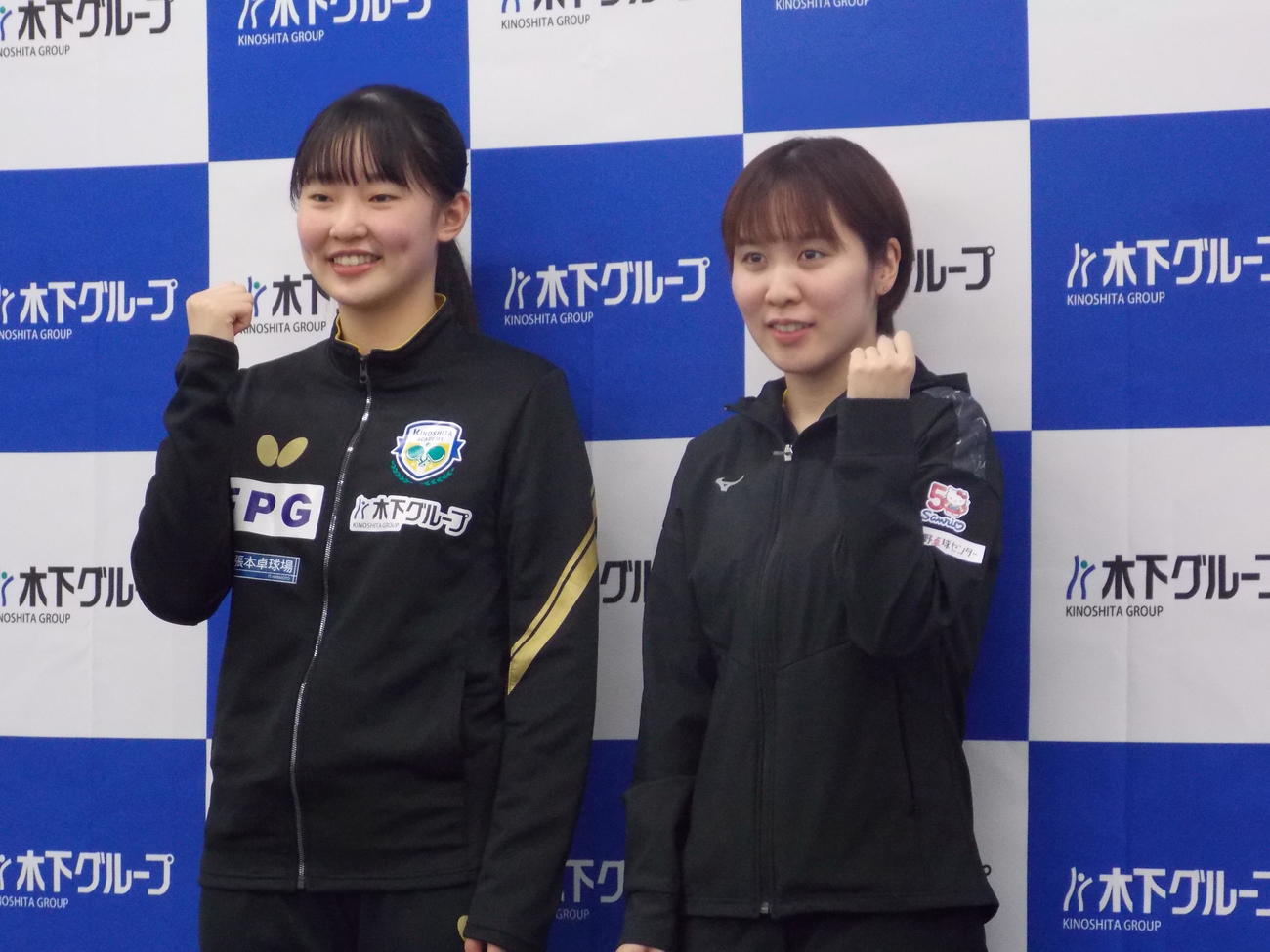 パリ五輪男女日本代表候補予定選手に決まり、笑顔を見せる平野美宇（右）と張本美和（撮影・松本航）