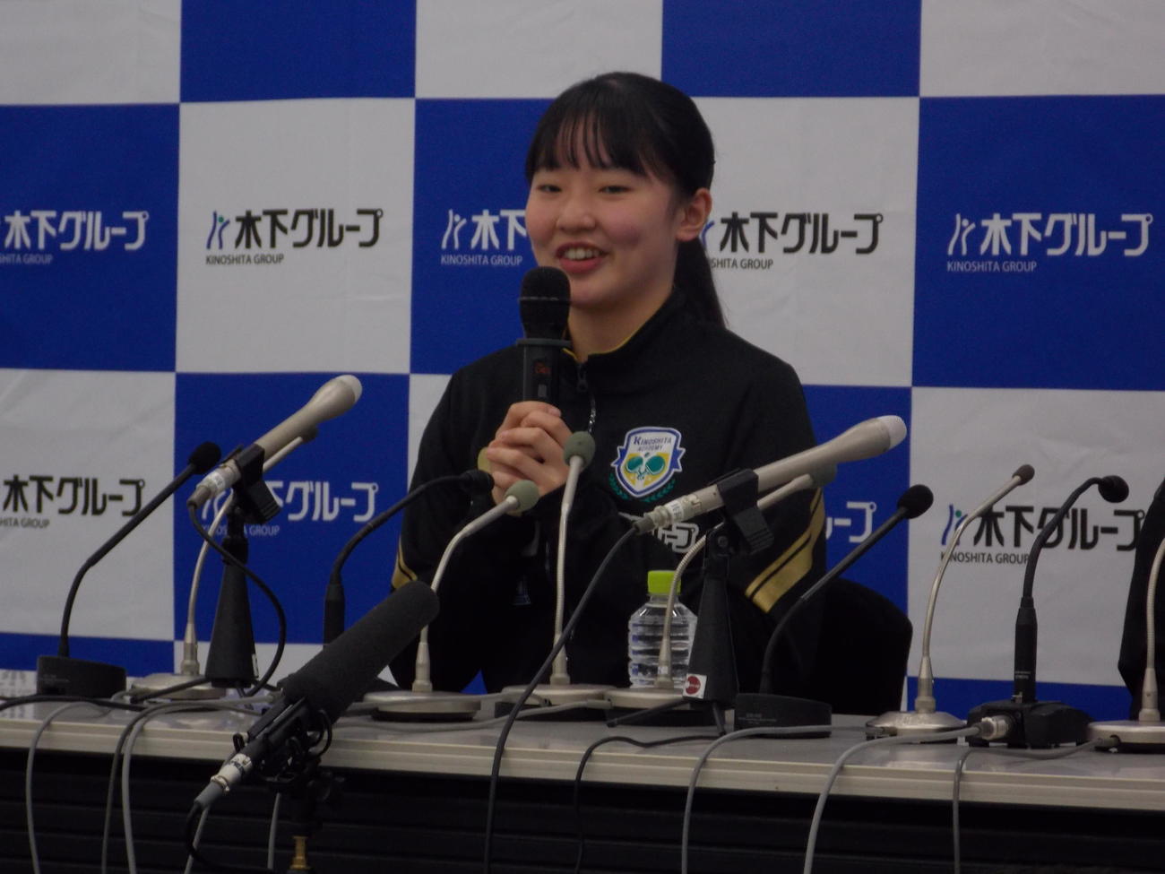 パリ五輪男女日本代表候補予定選手に決まり、思いを口にする張本美和（撮影・松本航）