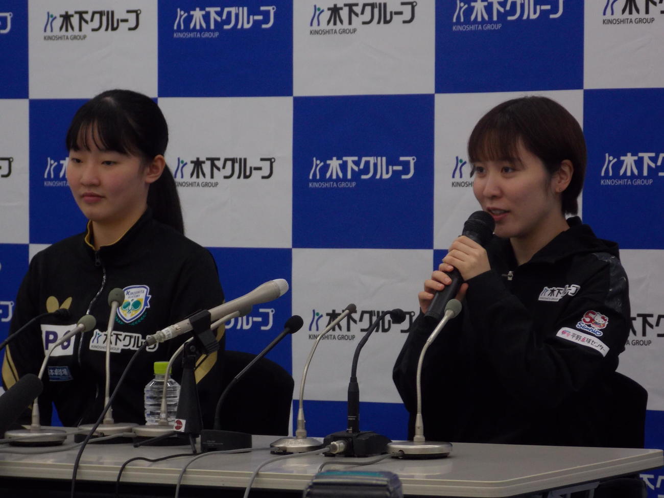 パリ五輪男女日本代表候補予定選手に決まり、思いを口にする平野美宇（右）と張本美和（撮影・松本航）