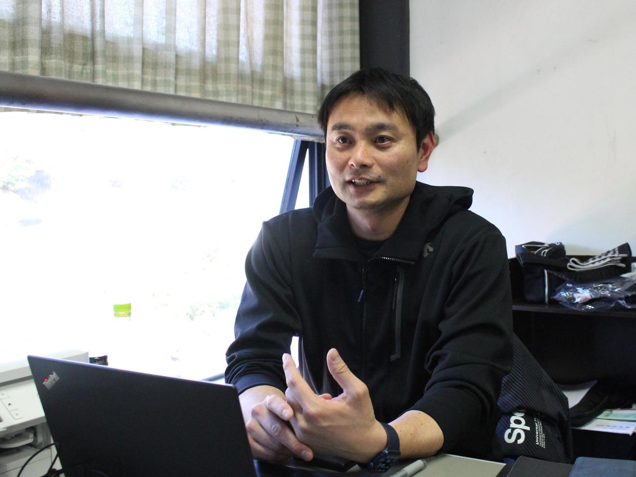 インタビューに応じる中大・野沢監督（撮影・勝部晃多）