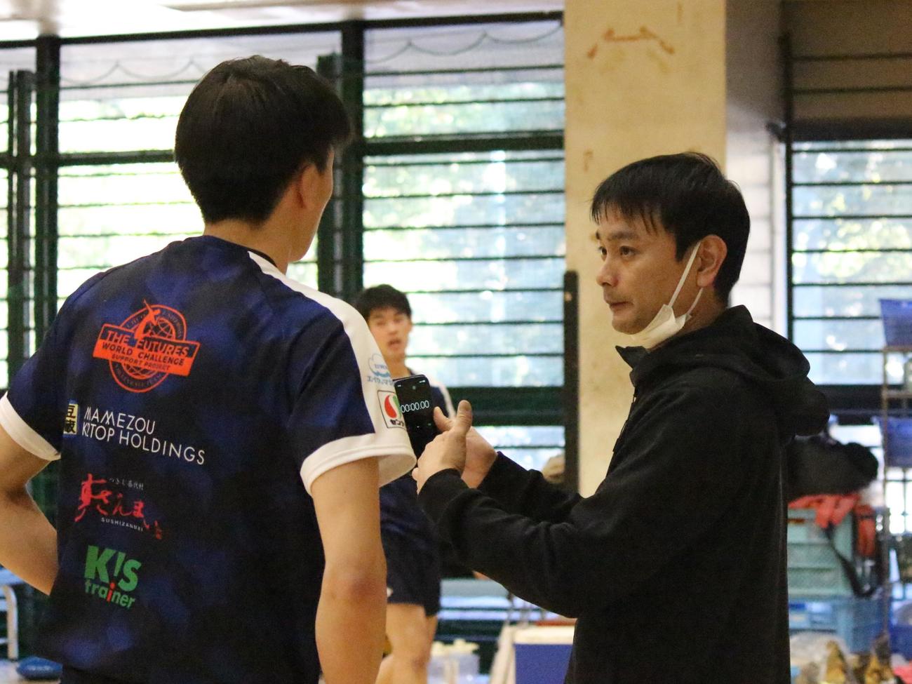 学生を指導する中大・野沢監督（右）（撮影・勝部晃多）