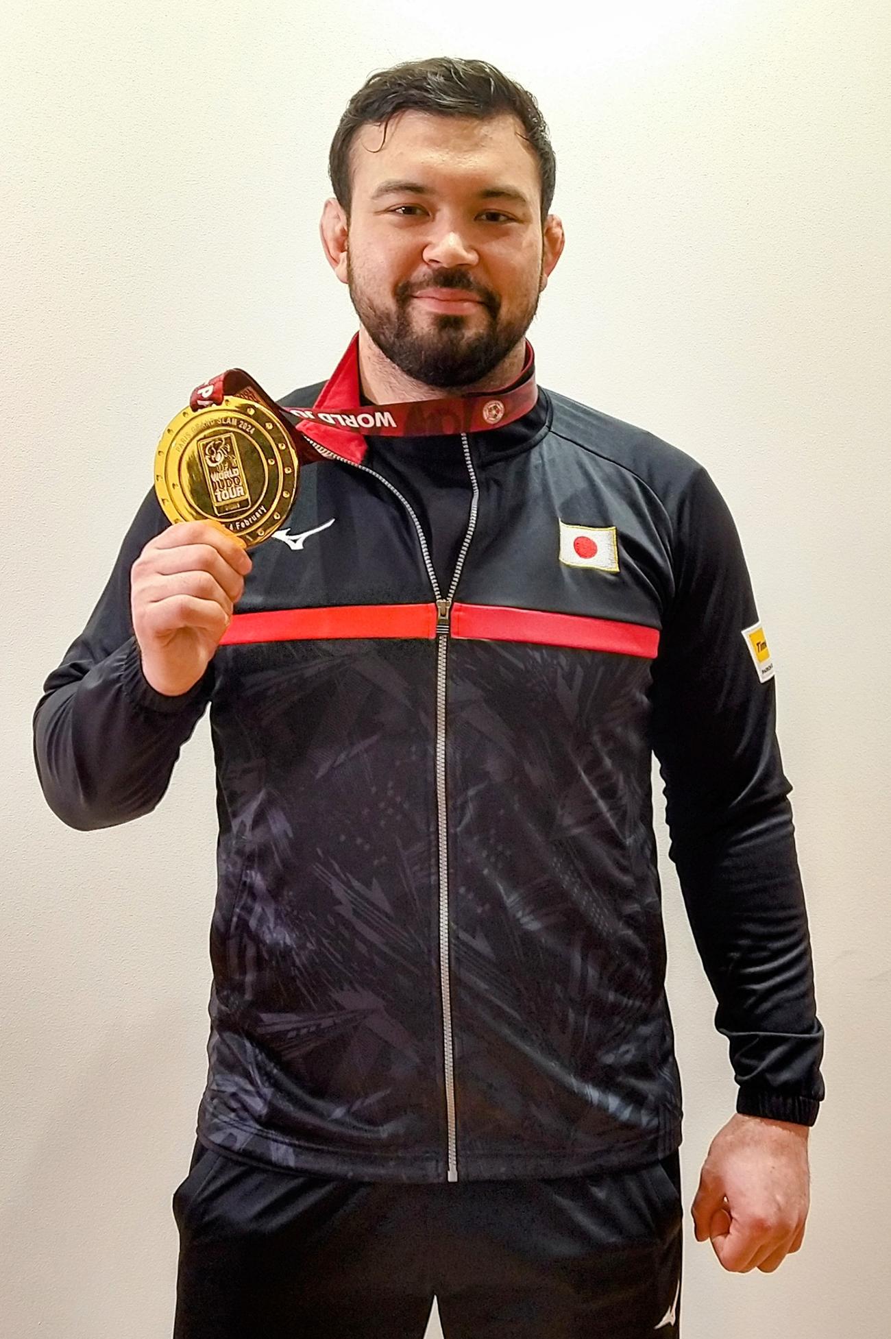柔道パリ五輪代表入りを確実にしたGSパリの金メダルを見せるウルフ・アロン（撮影・木下淳）