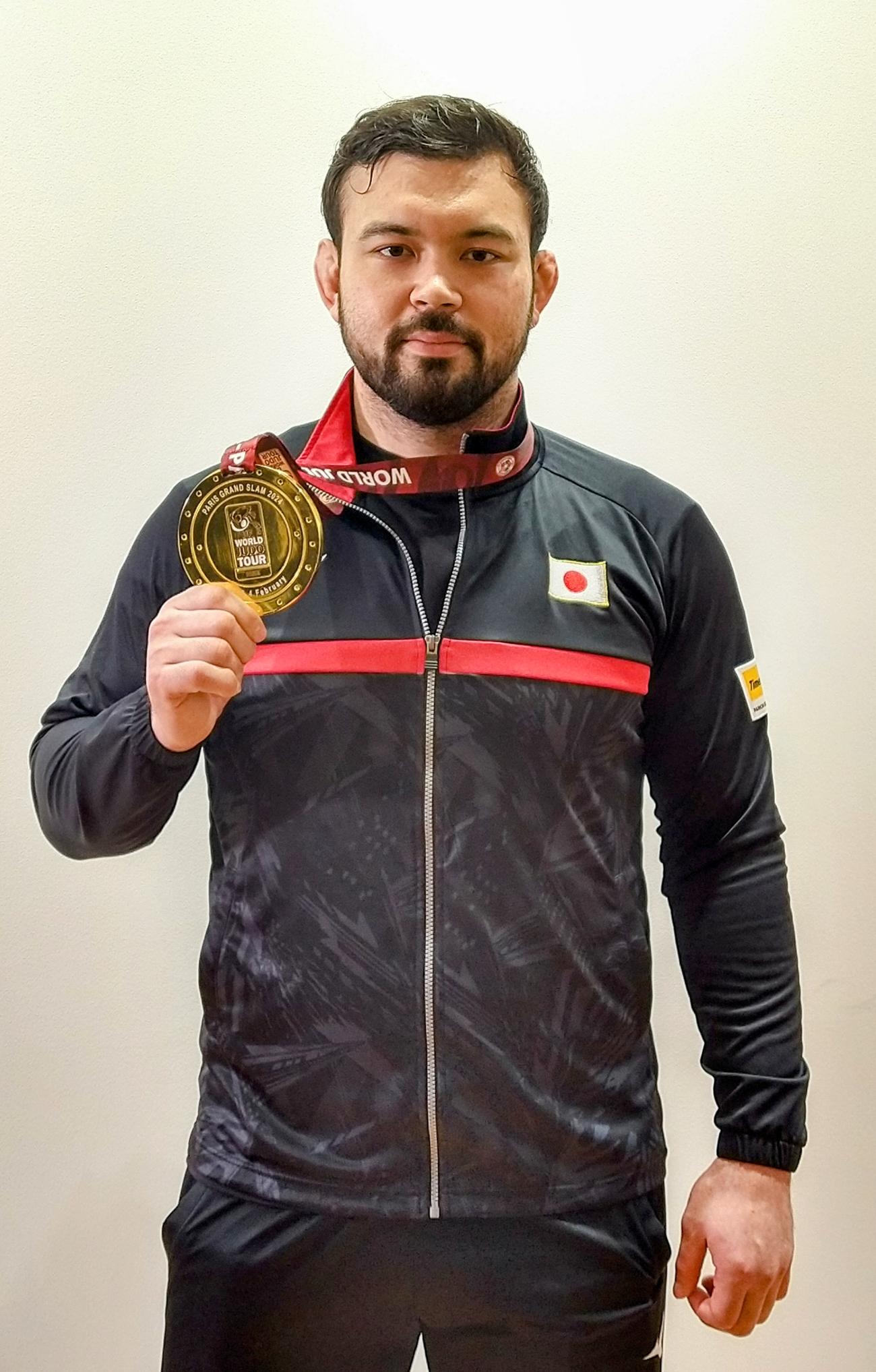 柔道パリ五輪代表入りを確実にしたGSパリの金メダルを見せるウルフ・アロン（撮影・木下淳）