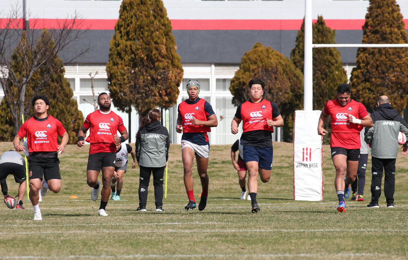 男子15人制トレーニングスコッド福岡合宿に参加するロックの石橋チューカ（中央）ら（撮影・冨田成美）