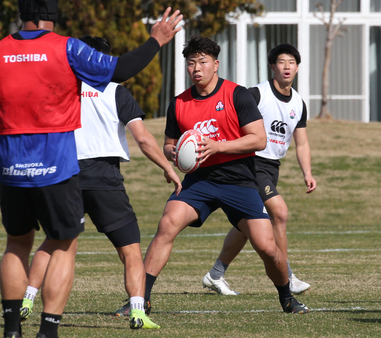 男子15人制トレーニングスコッド福岡合宿に参加するフランカー青木（中央）（撮影・冨田成美）