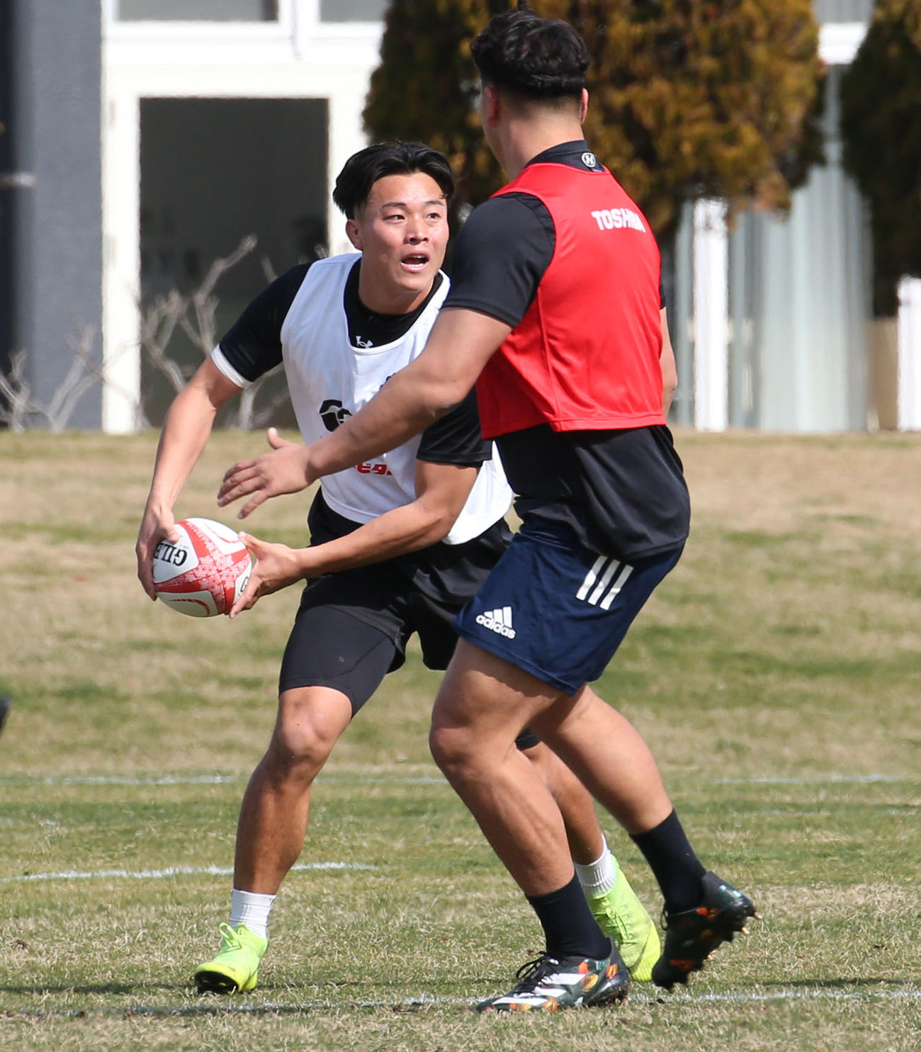 男子15人制トレーニングスコッド福岡合宿に参加するWEB高本（奥）（撮影・冨田成美）