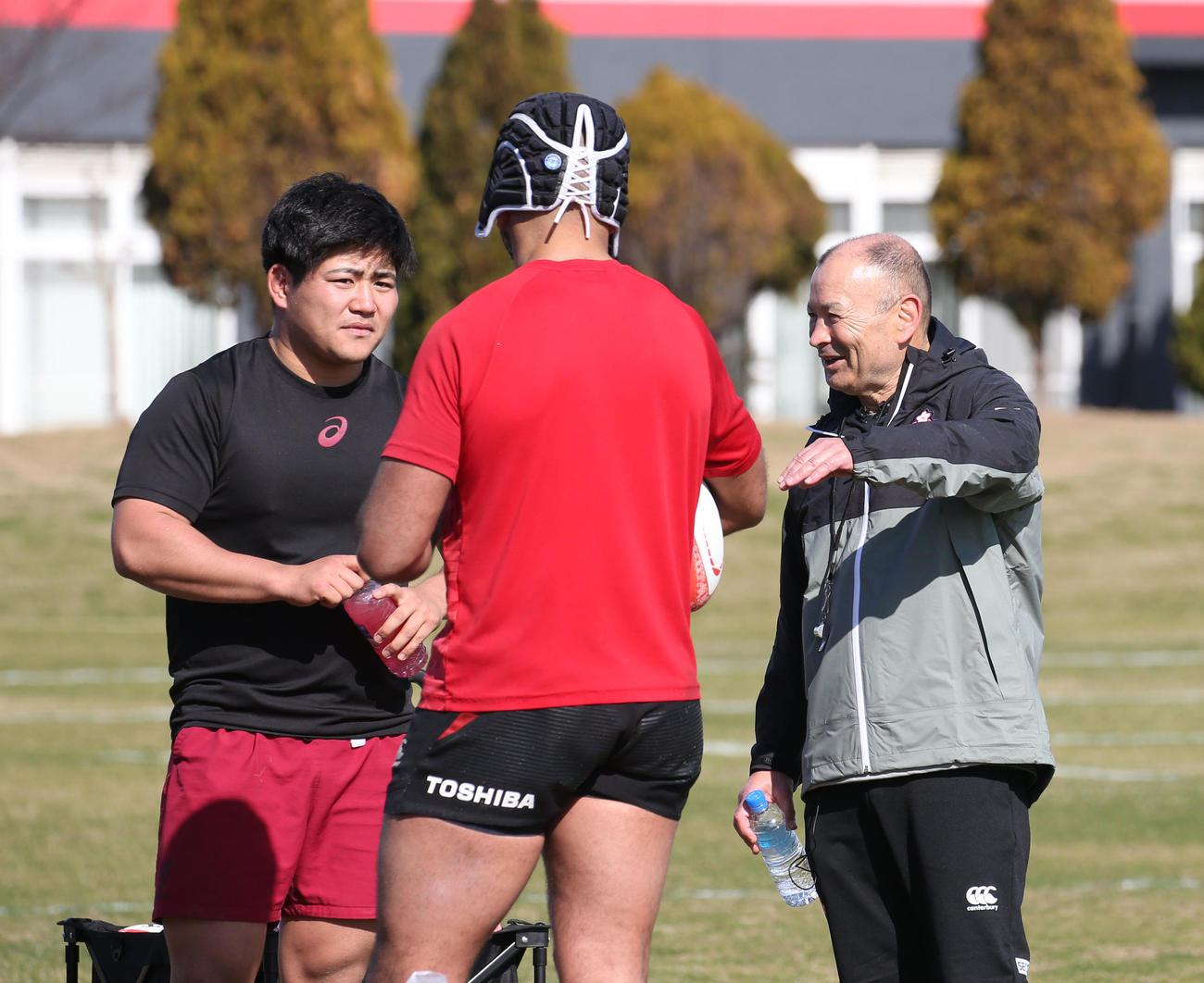 練習中、エディー・ヘッドコーチ（右）と話をする佐藤（左）。手前はリーチ（撮影・冨田成美）