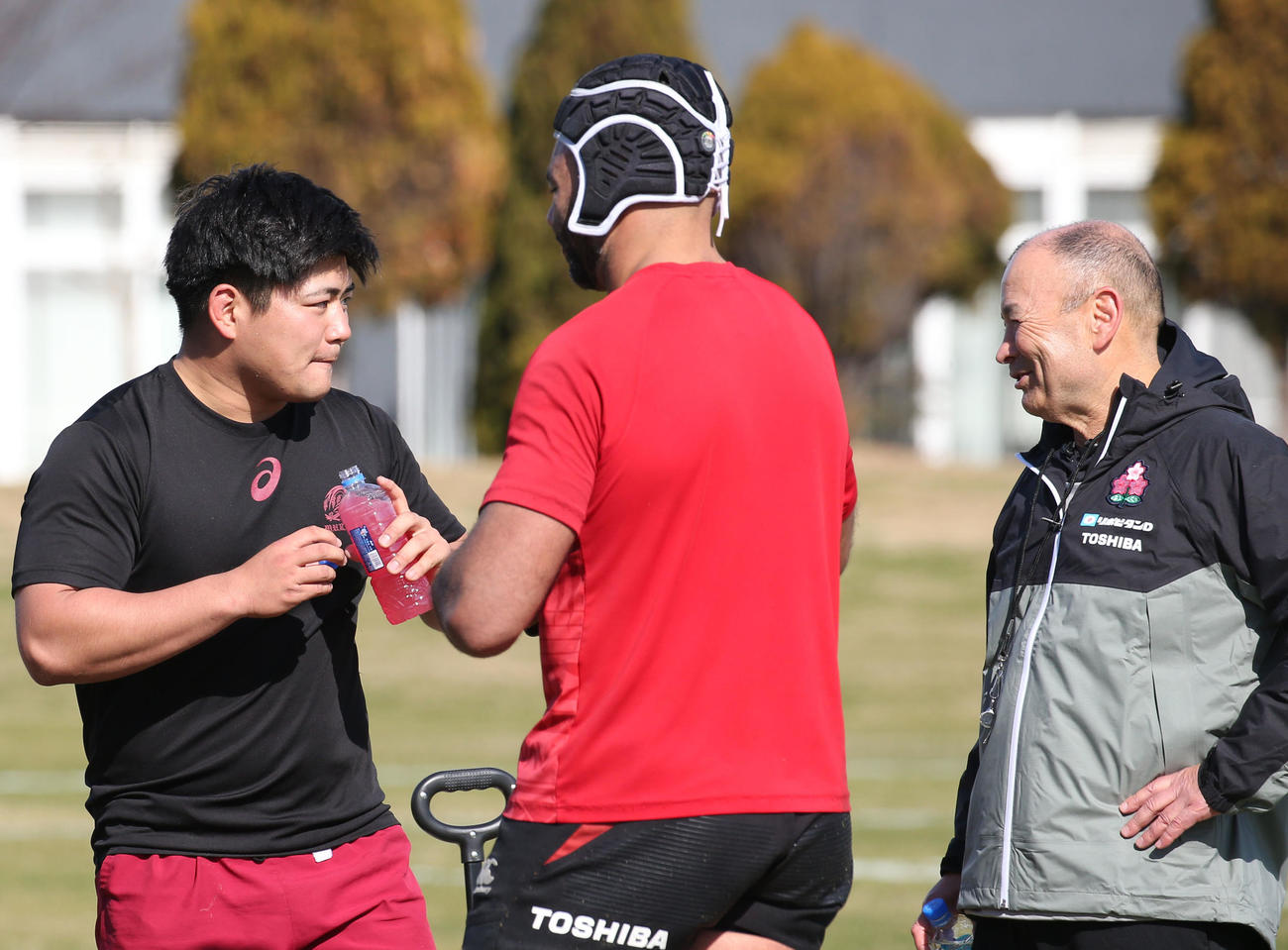 フッカー佐藤（左）とエディー・ジョーンズ・ヘッドコーチは話をする、中央はロックのリーチ・マイケル（撮影・冨田成美）
