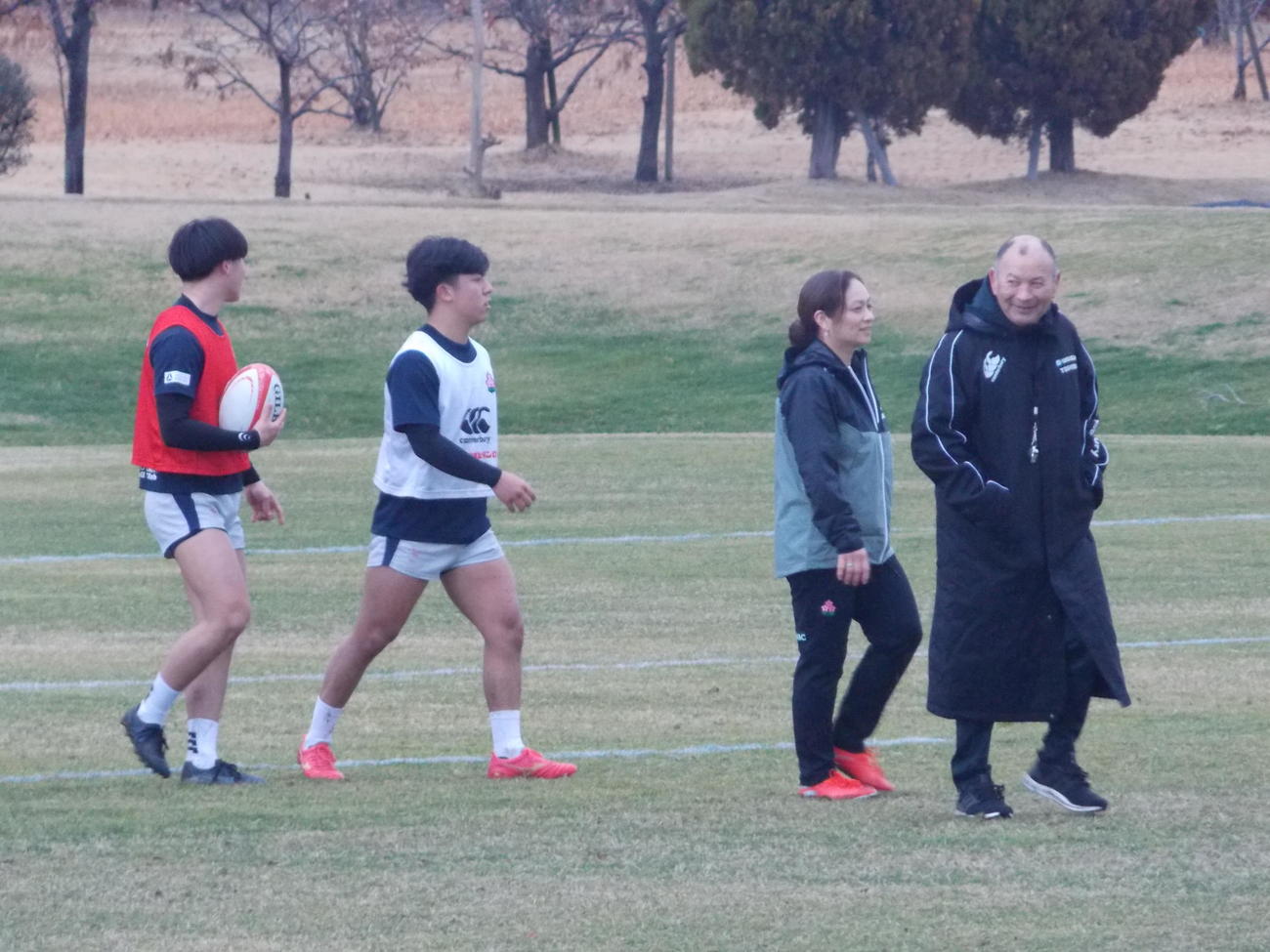 ラグビー日本代表候補の福岡合宿最終日、個人練習を見守ったエディー・ジョーンズ・ヘッドコーチ（右）とSH高木城治（右から3人目）、土永旭（同4人目）（撮影・松本航）