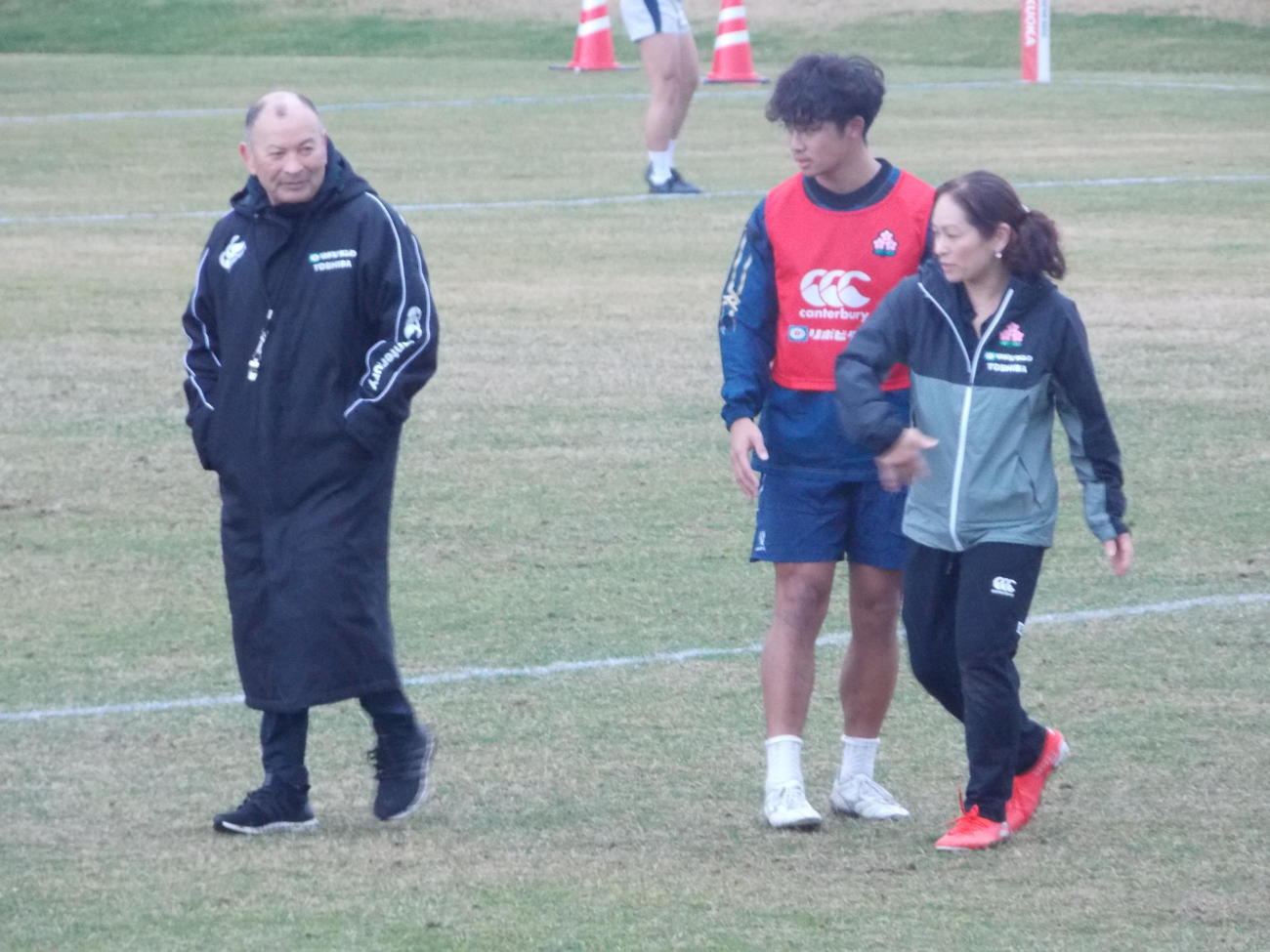 ラグビー日本代表候補の福岡合宿最終日、個人練習を見守ったエディー・ジョーンズ・ヘッドコーチ（左）とSO伊藤耕太郎（撮影・松本航）