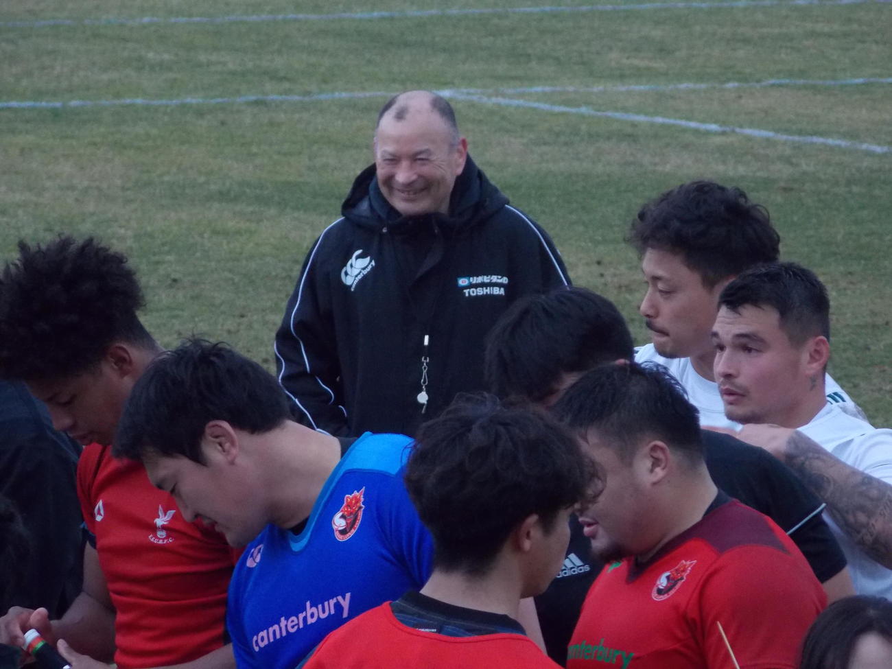 ラグビー日本代表候補の福岡合宿最終日、笑顔を見せるエディー・ジョーンズ・ヘッドコーチ（中央）