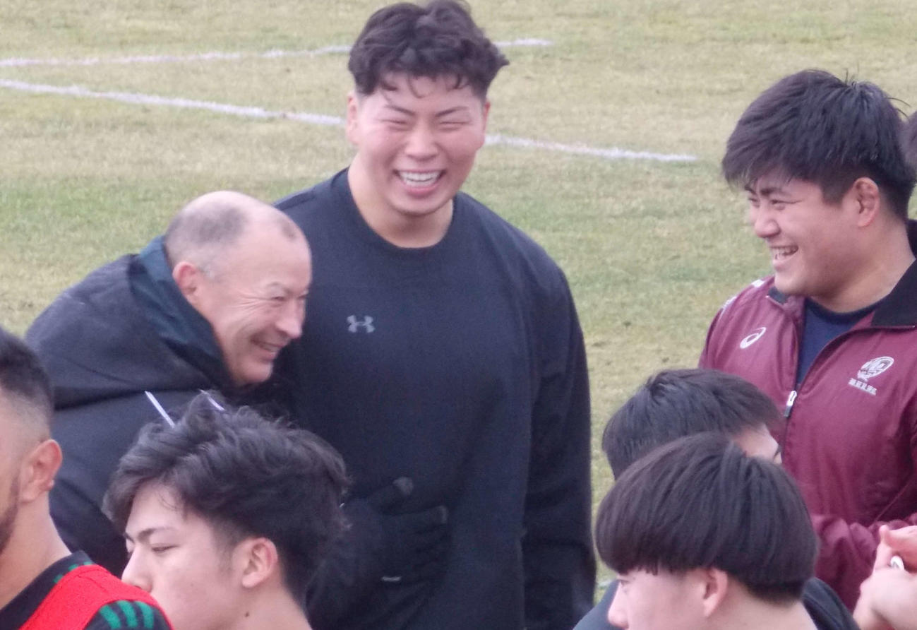ラグビー日本代表候補の福岡合宿最終日、青木恵斗（左から2人目）の腹をさすりながら笑顔を見せるエディー・ジョーンズ・ヘッドコーチ（左）（撮影・松本航）