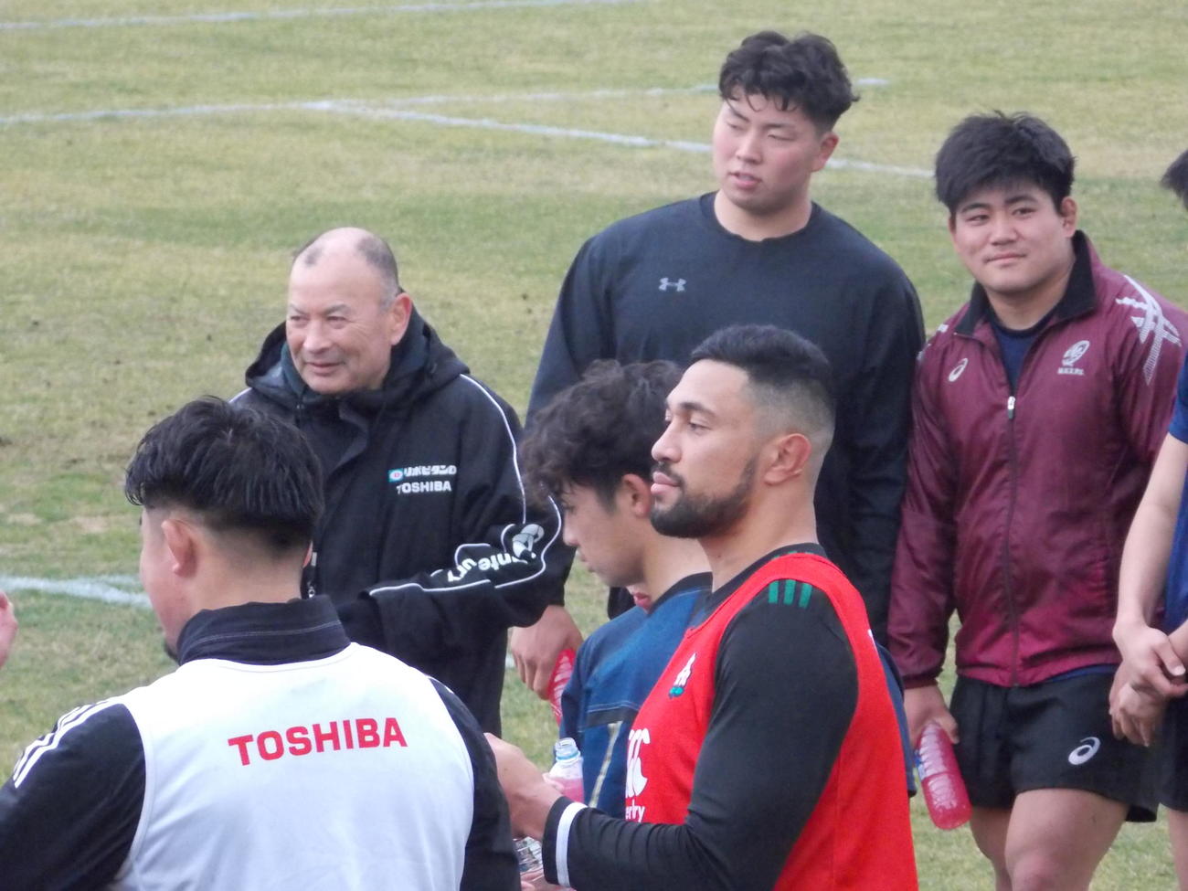 ラグビー日本代表候補の福岡合宿最終日、後列左からエディー・ジョーンズ・ヘッドコーチ、青木恵斗、佐藤健次（撮影・松本航）