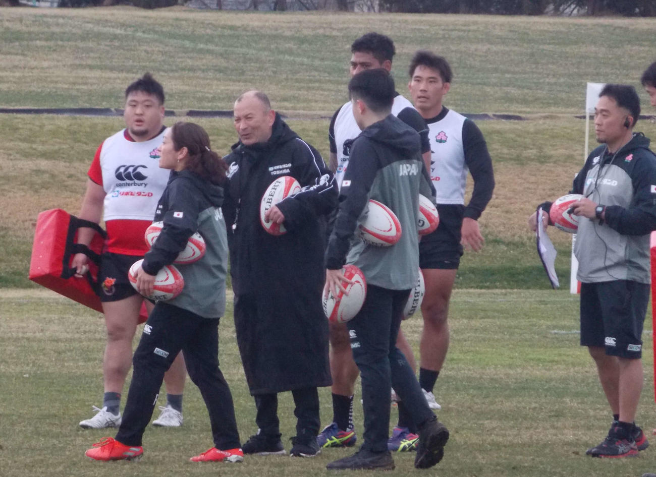 ラグビー日本代表候補の福岡合宿最終日、選手のプレーを見守るエディー・ジョーンズ・ヘッドコーチ（左から3人目）（撮影・松本航）