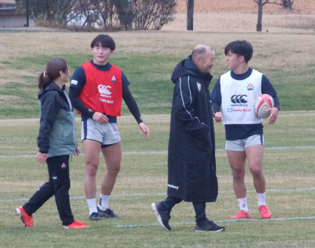 ラグビー日本代表候補の福岡合宿最終日、個人練習を見守ったエディー・ジョーンズ・ヘッドコーチ（右から2人目）とSH高木城治（右）、土永旭（左から2人目）（撮影・松本航）