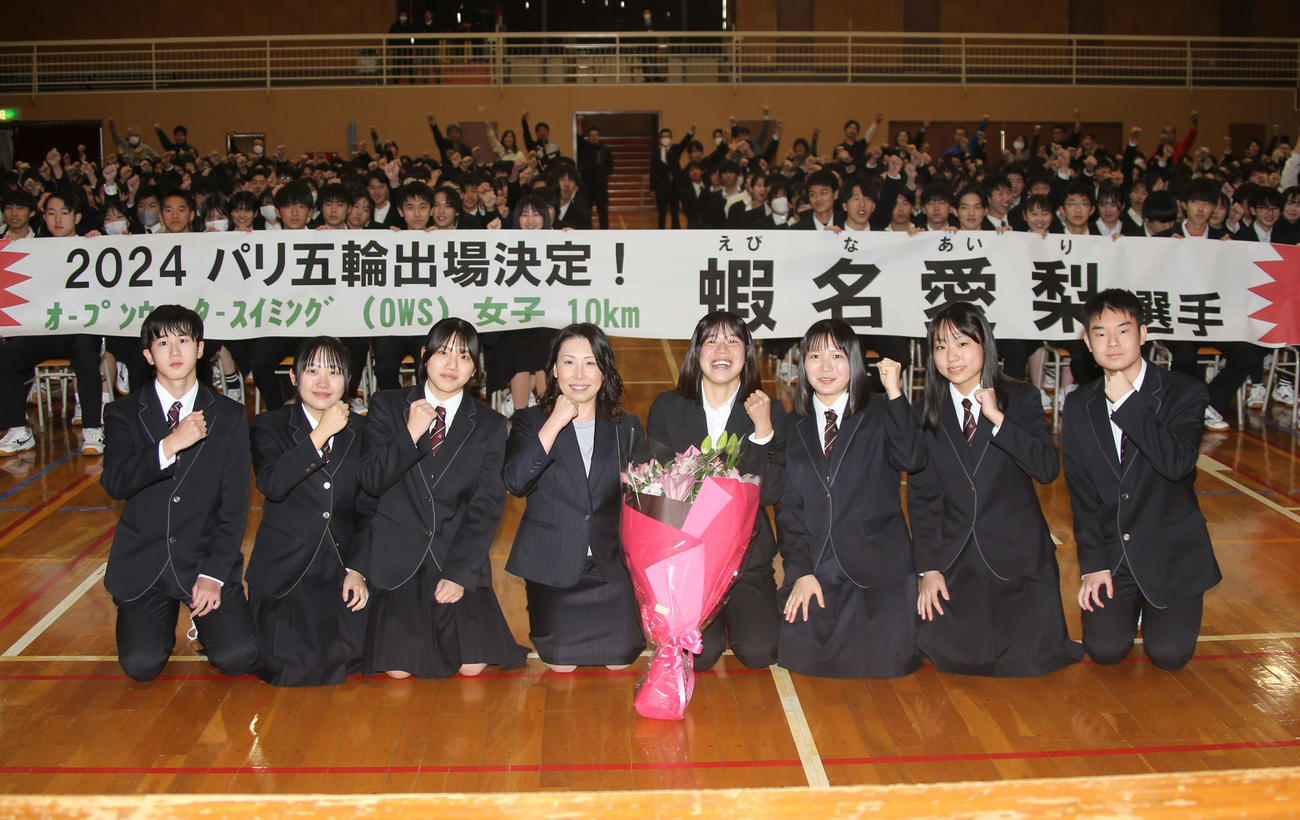 蝦名（手前左から5人目）は、約600名の帯広大谷高在校生に囲まれ笑顔を見せる（撮影・中島洋尚）