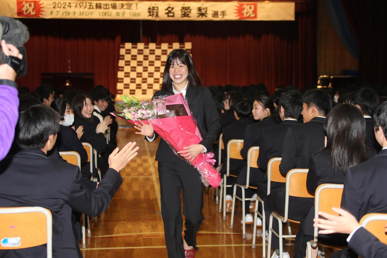蝦名（中央）は笑顔で帯広大谷の在校生とタッチする（撮影・中島洋尚）
