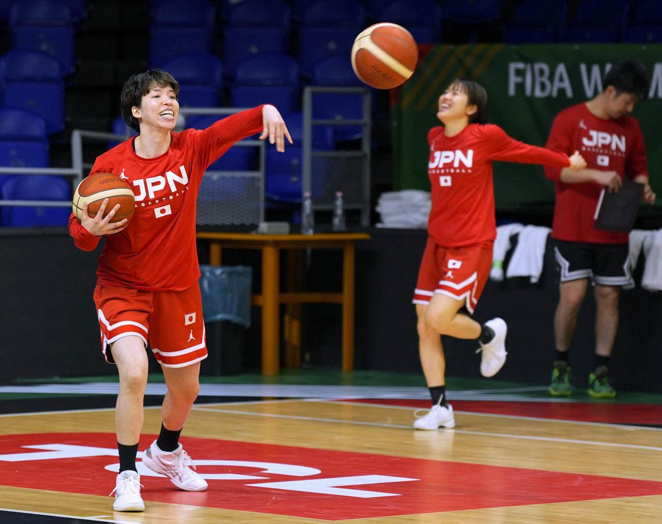 パリ五輪世界最終予選の前日練習で調整する林（左）ら（共同＝ショプロン）