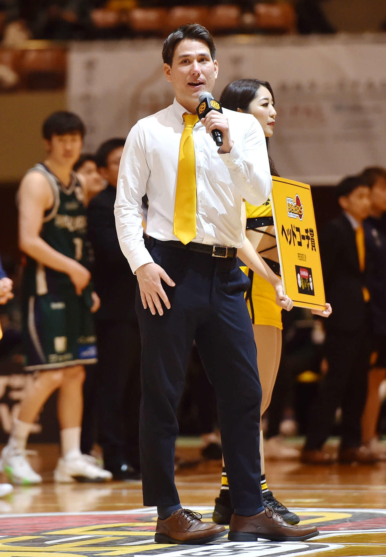 4日、広島戦後に応援の感謝を伝える仙台藤田HC