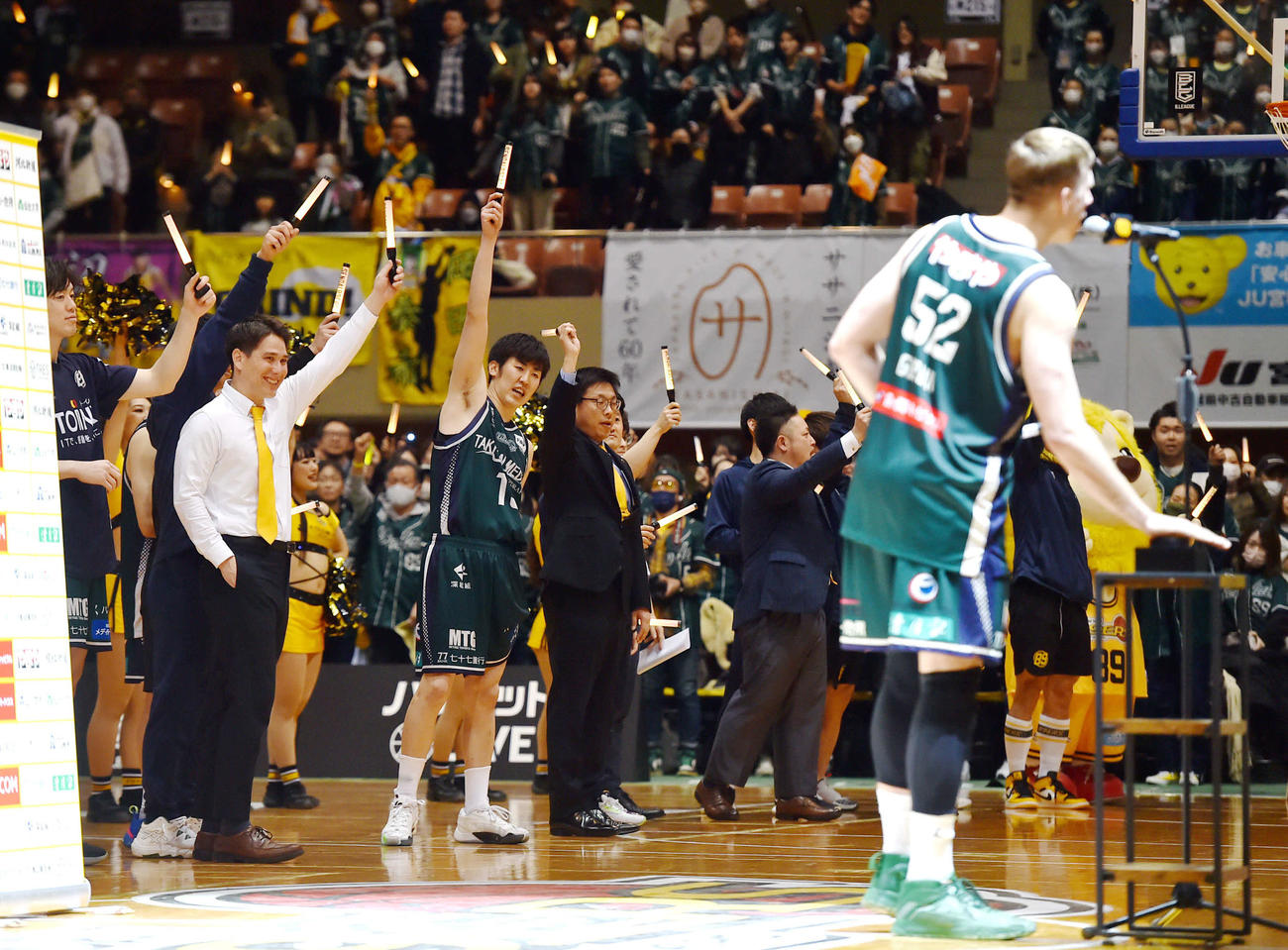 4日、広島戦後にゲルン（右）の掛け声でペンライトを突き上げる後方左から渡部、藤田HC、阿部、落合AC