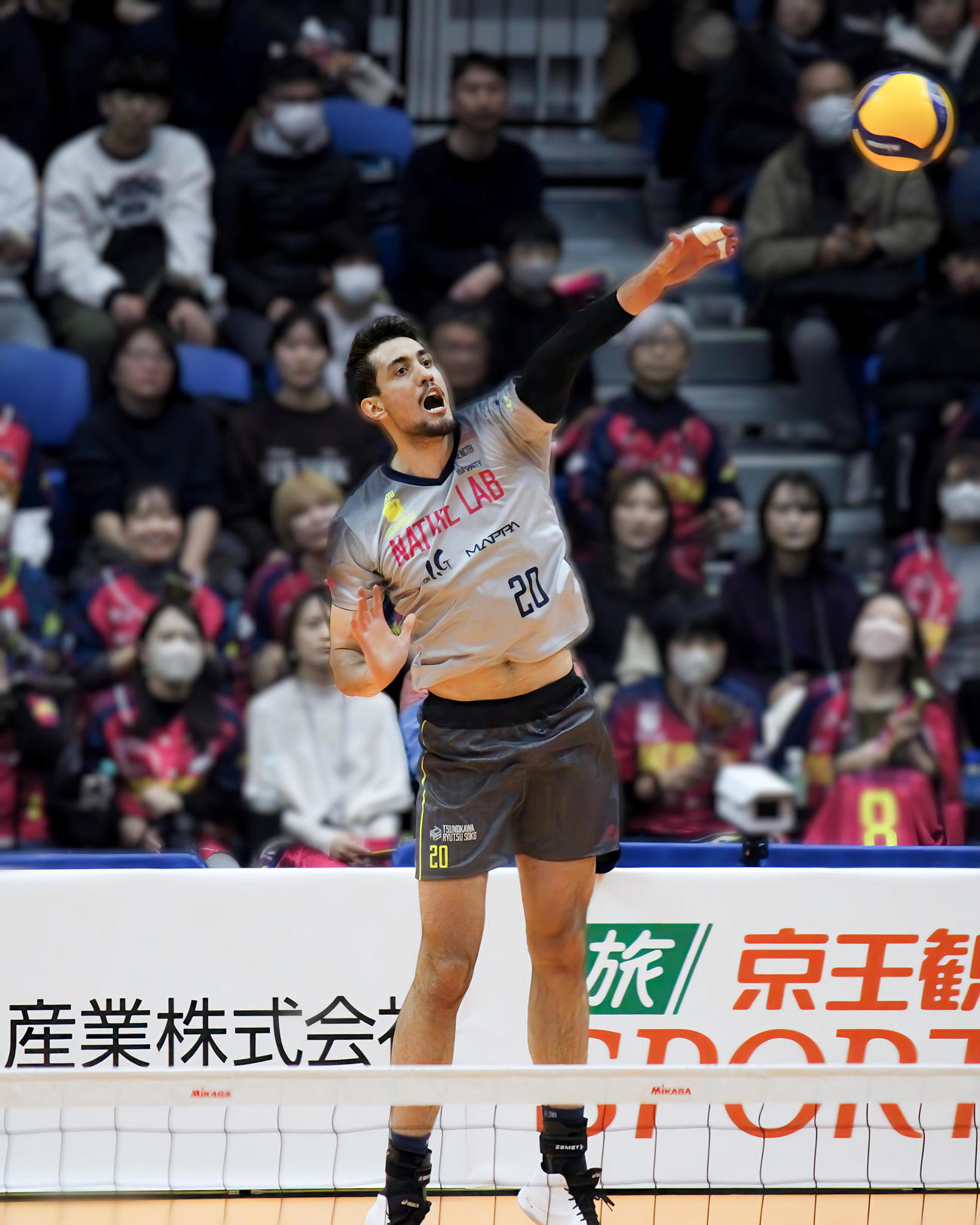 サーブを打つ東京GBのアラウージョ（撮影・勝部晃多）