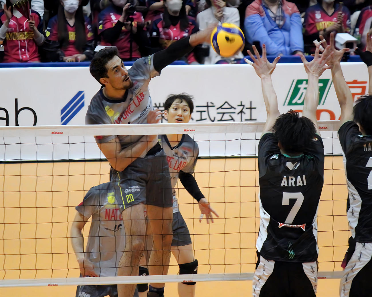 スパイクを打つ東京GBのアラウージョ（撮影・勝部晃多）