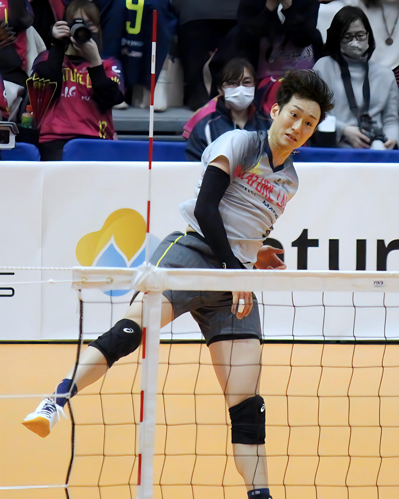 サーブを打つ東京GBの柳田（撮影・勝部晃多）