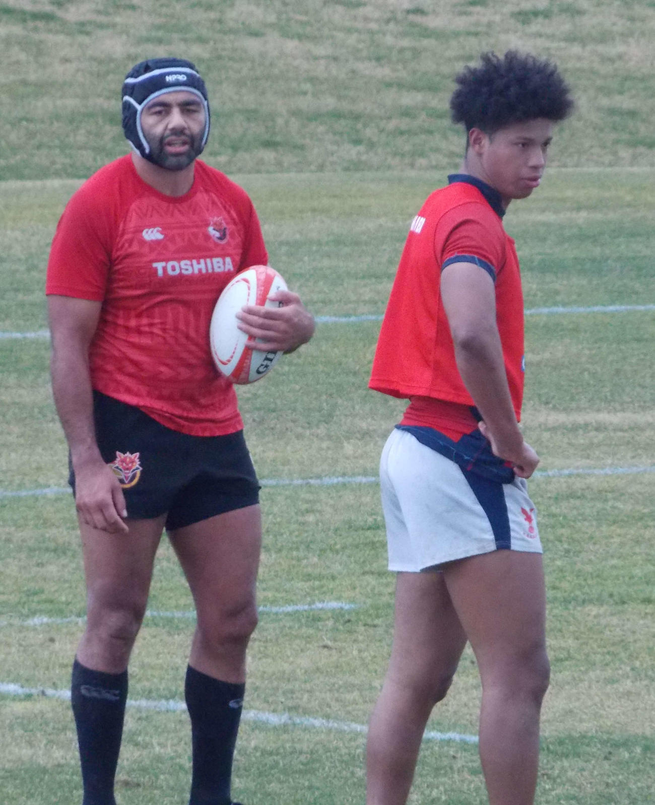 ラグビー日本代表候補の福岡合宿最終日、個人練習に取り組むリーチ・マイケル（左）と石橋チューカ（撮影・松本航）