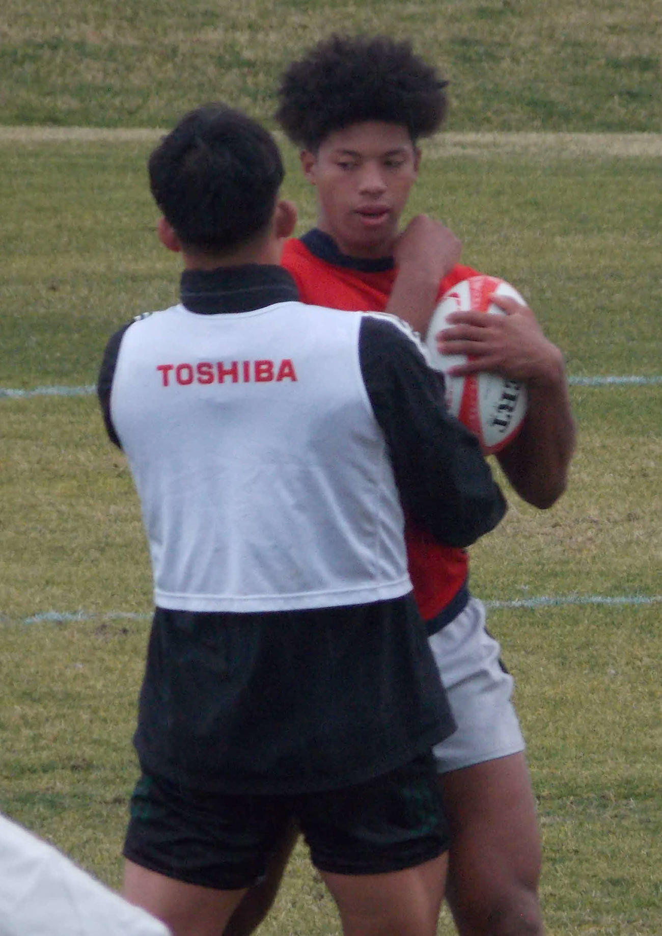 ラグビー日本代表候補の福岡合宿最終日、個人練習を行う姫野（左）と石橋チューカ（撮影・松本航）