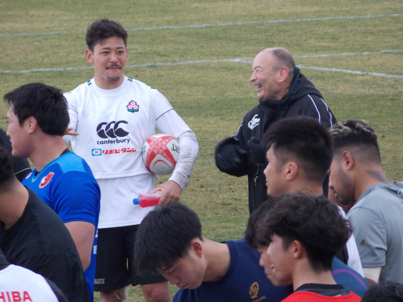 ラグビー日本代表候補の福岡合宿最終日、笑顔を見せるエディー・ジョーンズ・ヘッドコーチ（右）と高橋汰地（撮影・松本航）