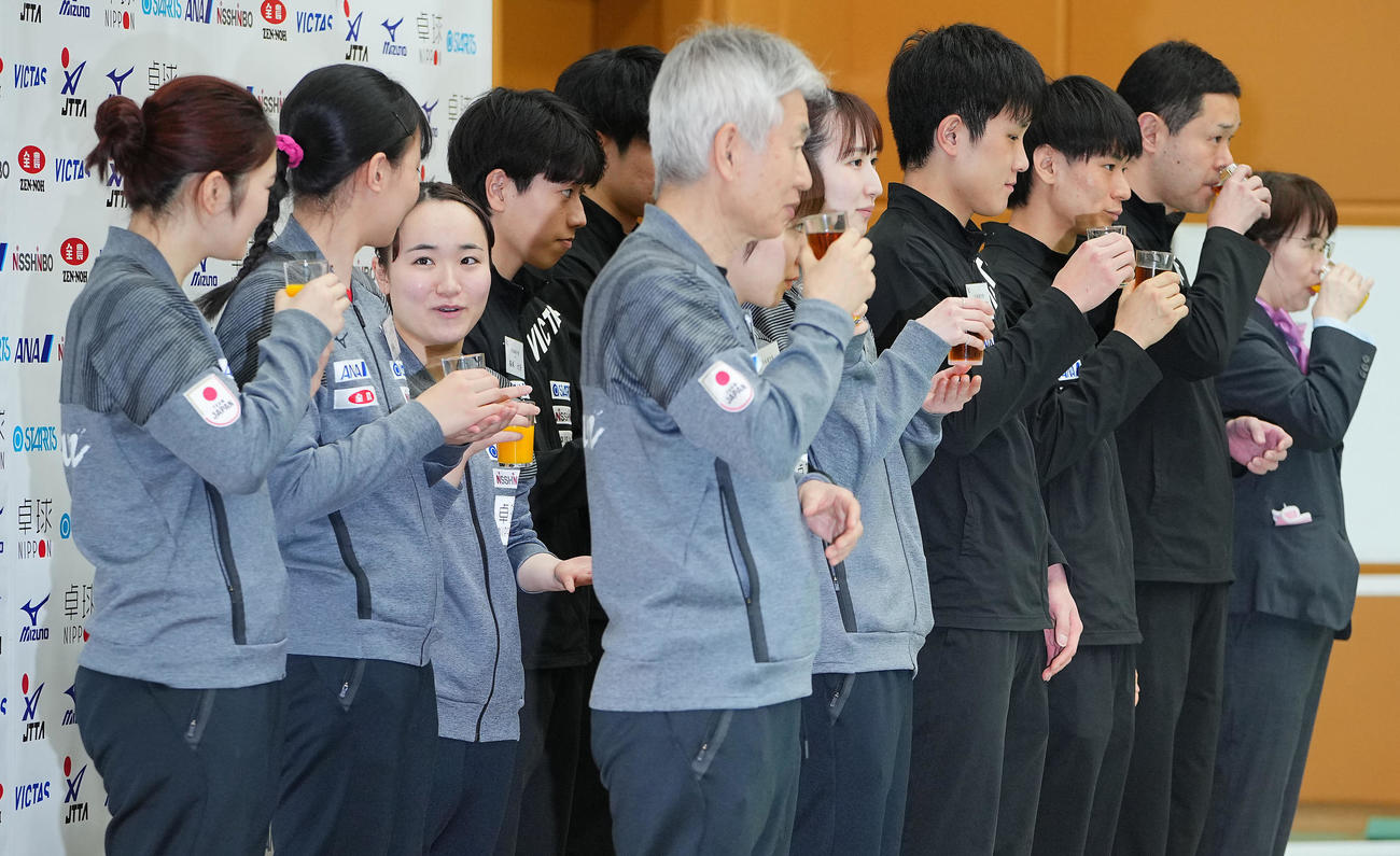 世界卓球に向けた壮行会で乾杯する日本代表の選手たち（撮影・垰建太）