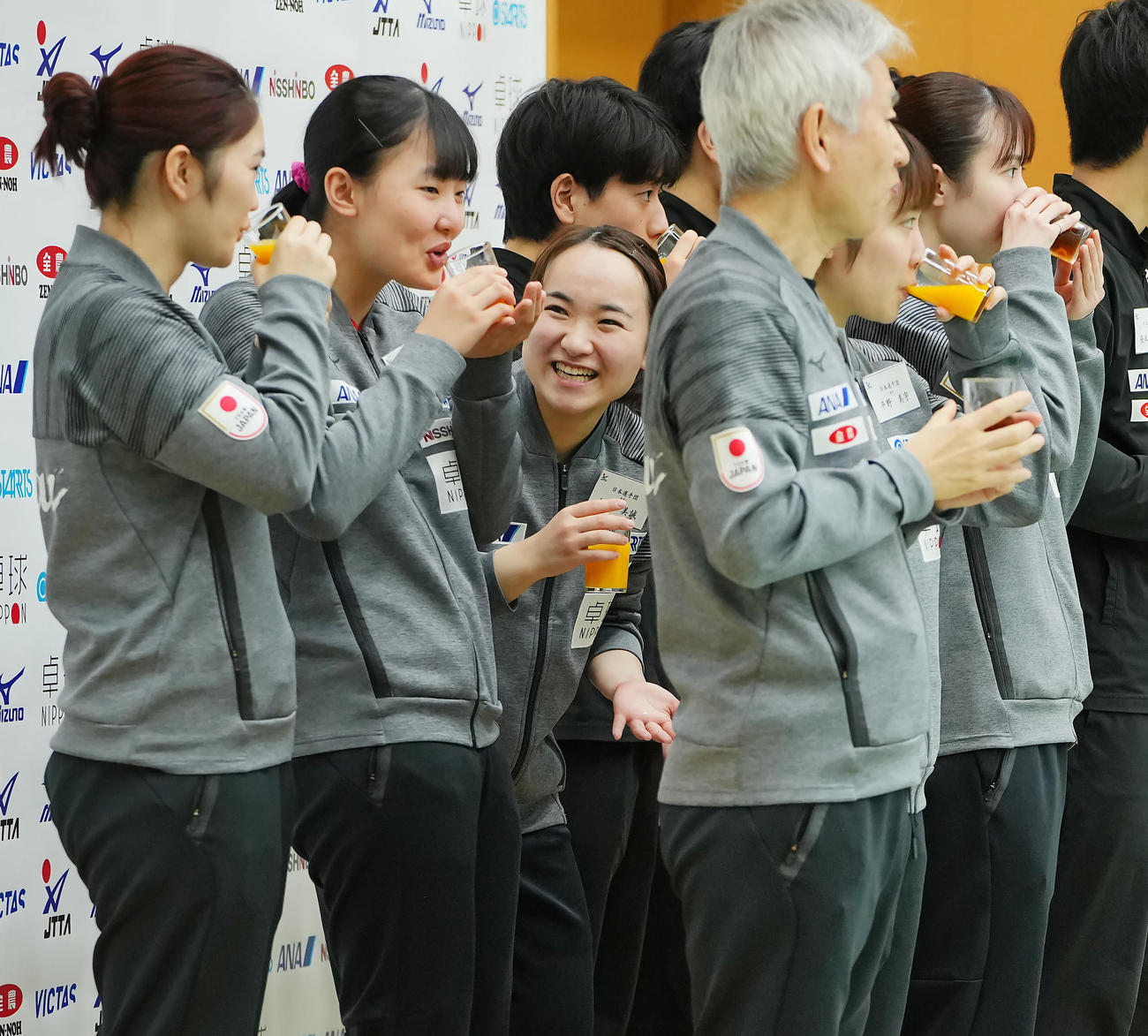 世界卓球に向けた壮行会で乾杯する伊藤（左から3人目）、張本美（同2人目）ら日本代表の選手たち（撮影・垰建太）
