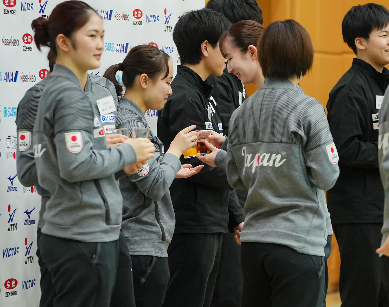 世界卓球に向けた壮行会で乾杯する伊藤（左から2人目）、早田（同4人目）ら日本代表の選手たち（撮影・垰建太）