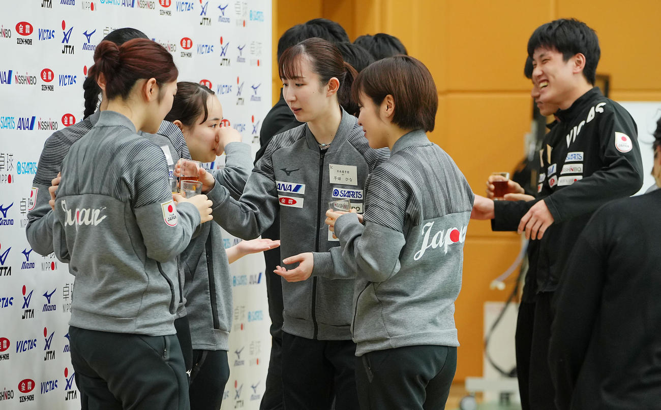 世界卓球に向けた壮行会で乾杯する早田（左から3人目）ら日本代表の選手たち（撮影・垰建太）
