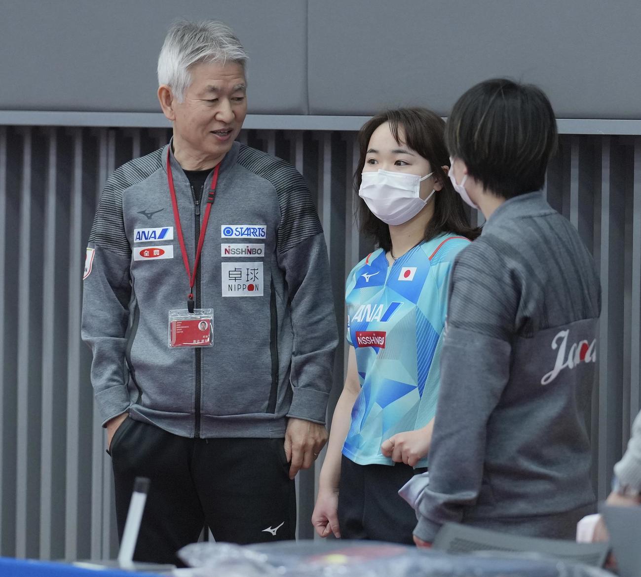 練習前に渡辺監督（左）と話をする伊藤（中央）（撮影・垰建太）