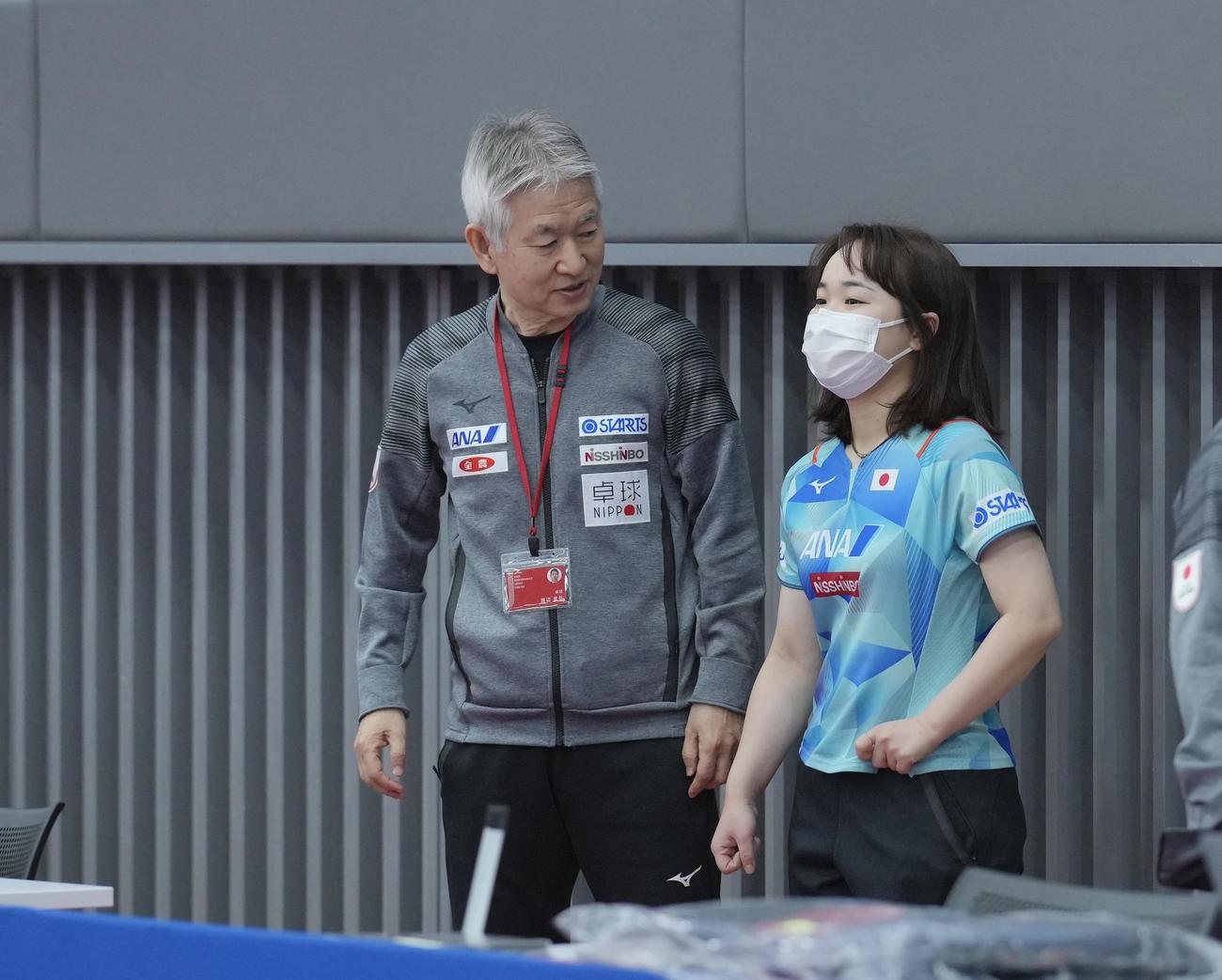 練習前に渡辺監督（左）と話をする伊藤（撮影・垰建太）