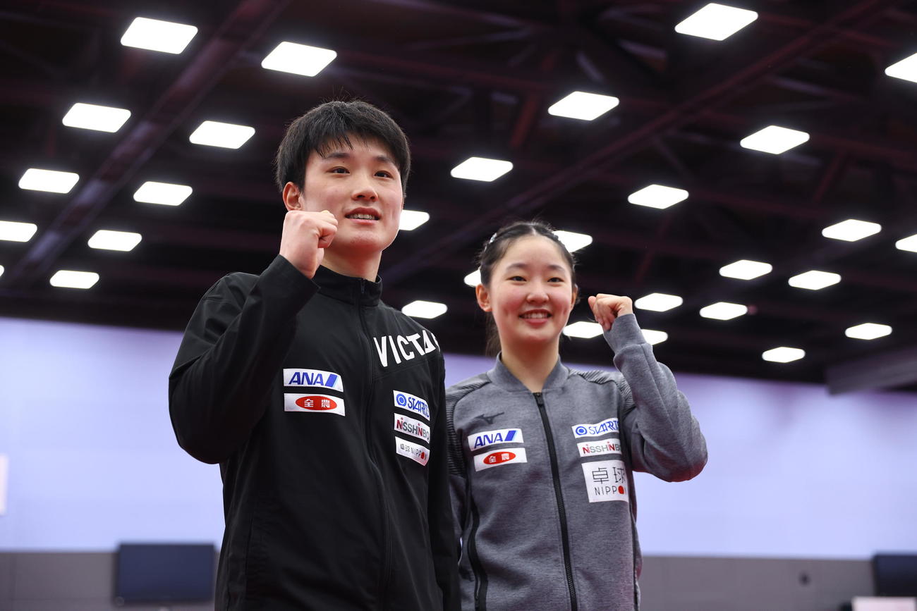 練習を終え写真に納まる張本智（左）と張本美の兄妹（撮影・垰建太）